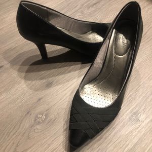Women’s basic black pumps! Worn once!!